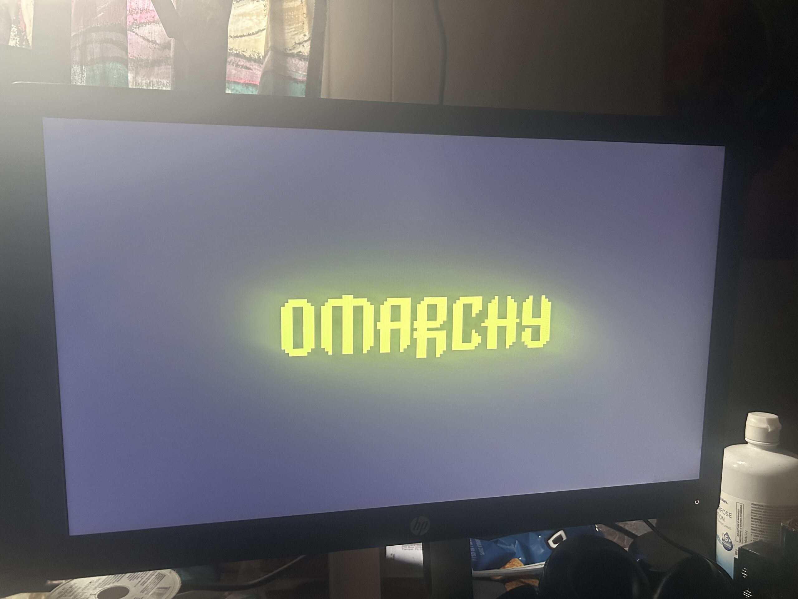 「Omarchyって何?」海外掲示板のLinuxディストロ論争、支持はFedoraに集中