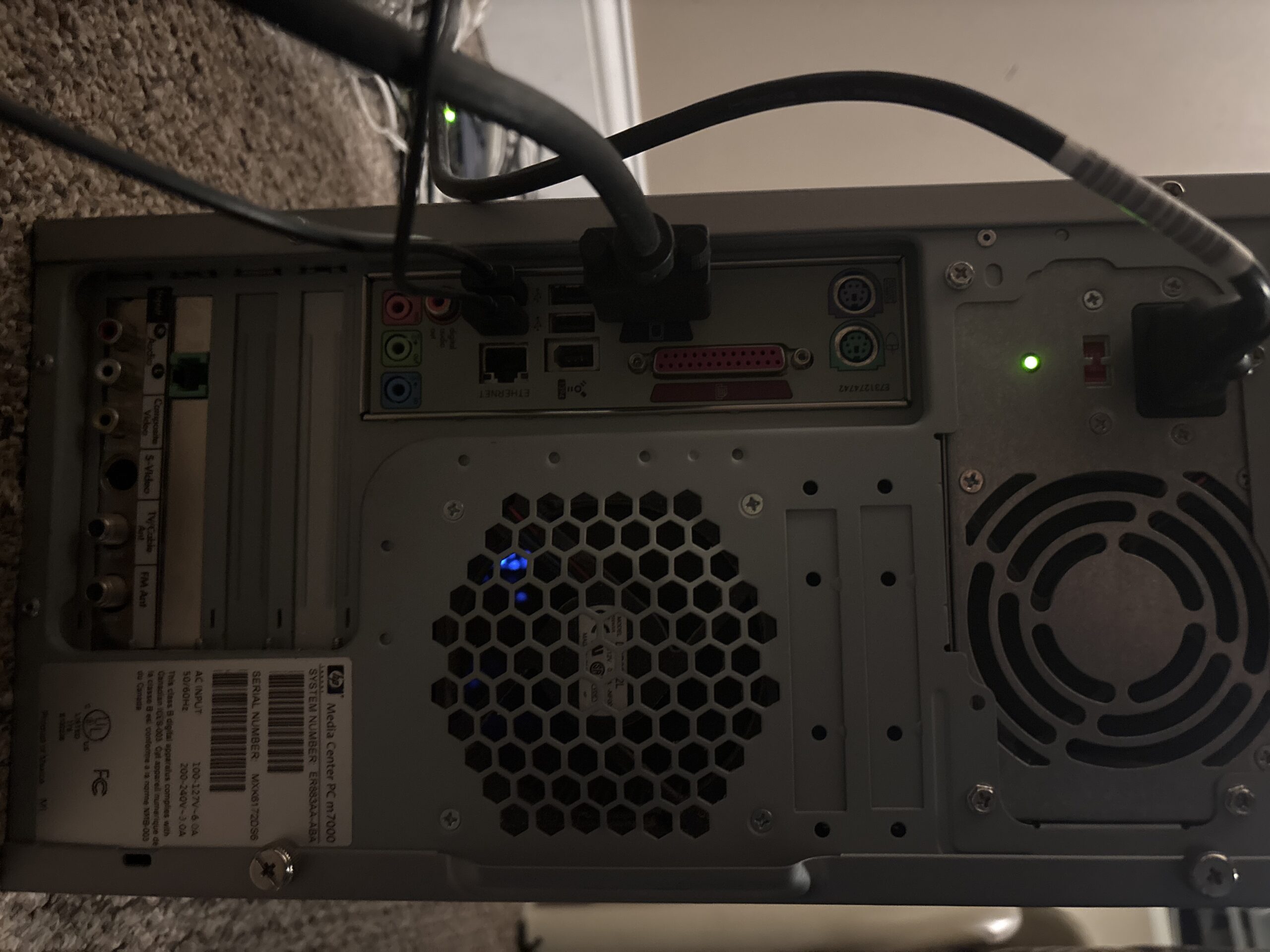 【海外の反応】拾った2006年製PC、画面もUSBも反応せず海外板で修理相談