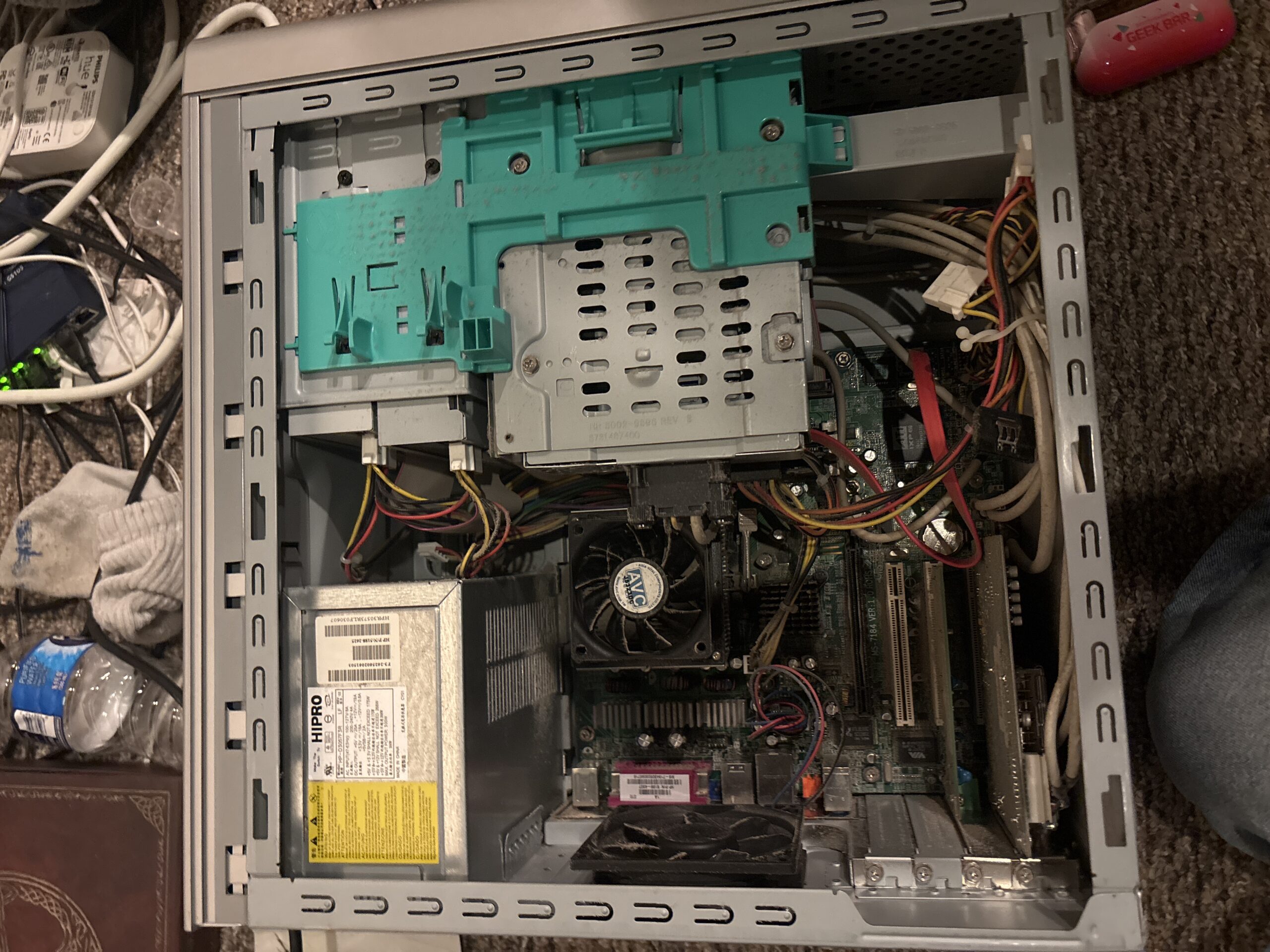 【海外の反応】拾った2006年製PC、画面もUSBも反応せず海外板で修理相談